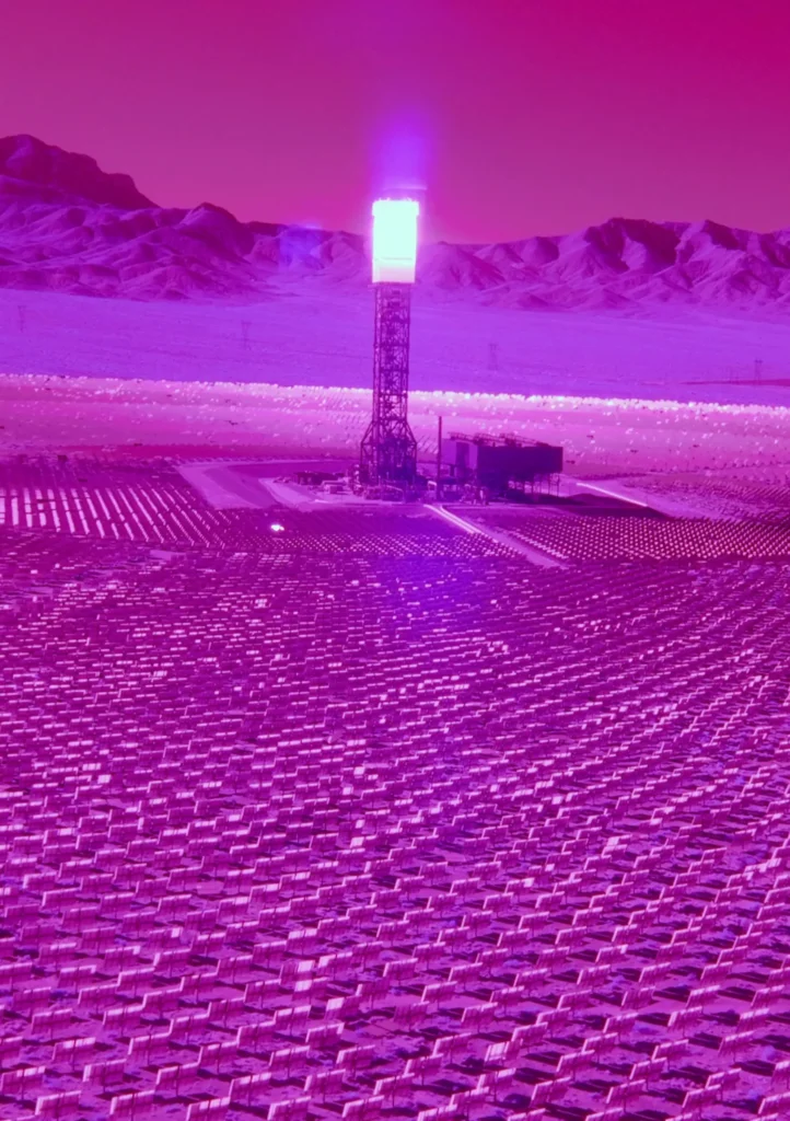 Magentafarbene Wüstenlandschaft mit tausenden Heliostaten und leuchtendem Solarturm – „The Sky is a Singing Swarm", Viktor Brim.